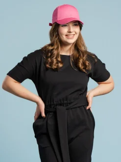 Manuela Haalari, Musta